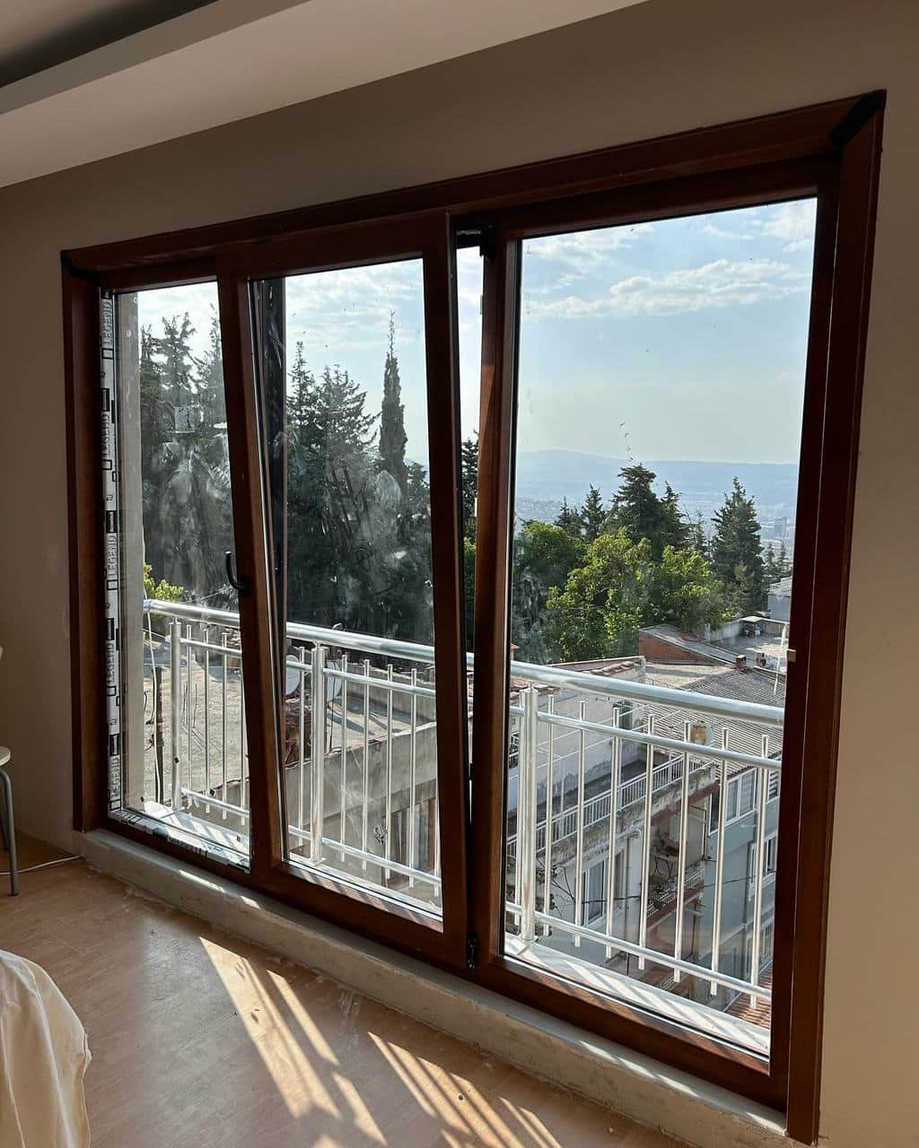 Ahşap desenli PVC balkon kapısı ve pencere