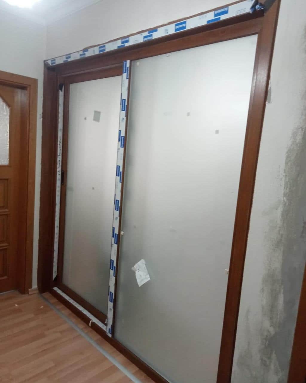 Buzlu camlı ahşap desenli PVC sürme kapı