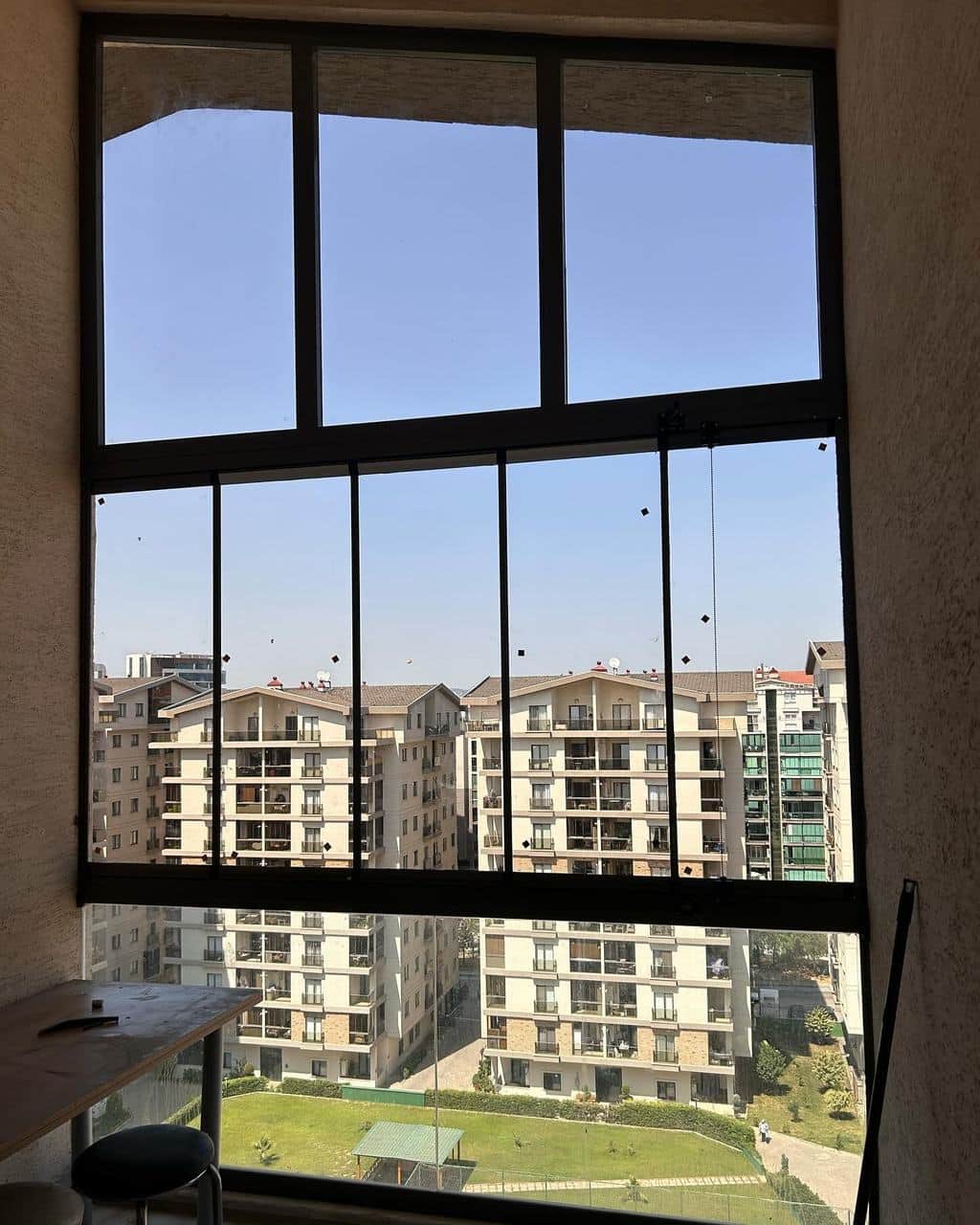 Geniş açıklıkta antrasit PVC pencere doğrama