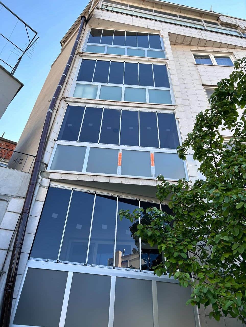 Çok katlı apartman cephesinde balkon kapatma uygulamaları