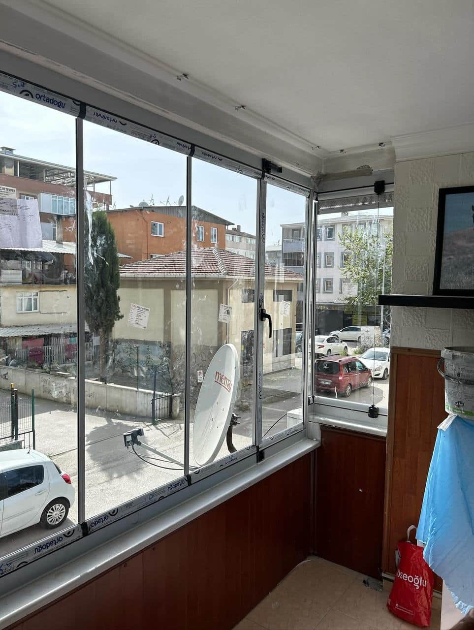Köşe balkonda cam balkon kapatma