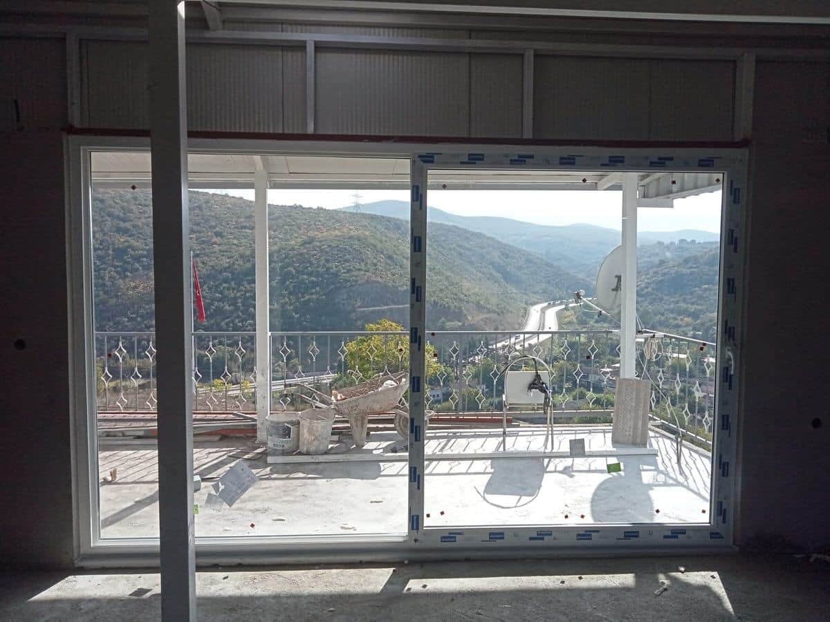 Manzaralı terasa açılan ısıcamlı PVC sürme kapı montajı