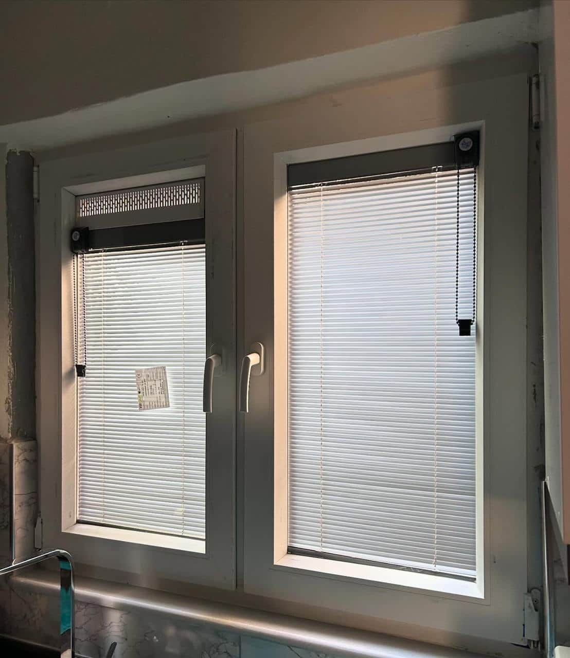 Jaluzili antrasit PVC pencere uygulaması