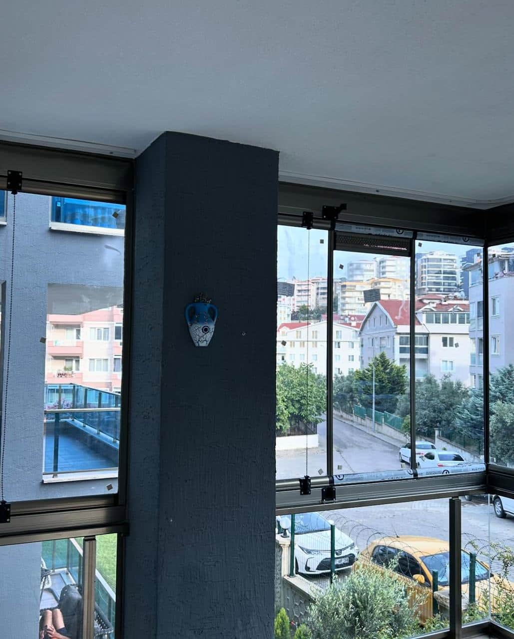 Kolonlu köşe balkonda cam balkon kapatma