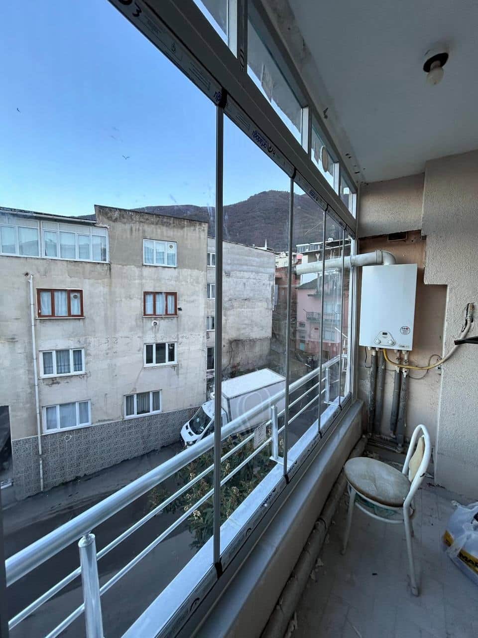 Manzaralı köşe balkonda cam balkon uygulaması