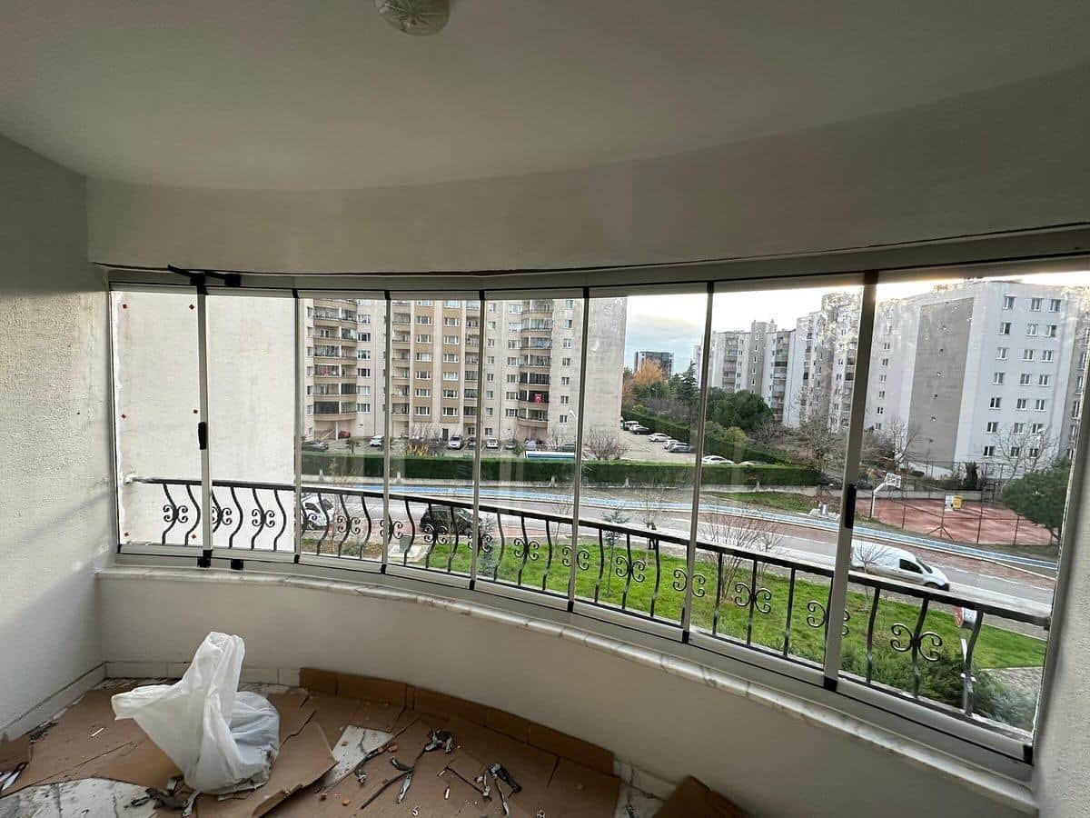 Oval balkonda katlanır cam balkon uygulaması — CLB Mimarlık Bursa