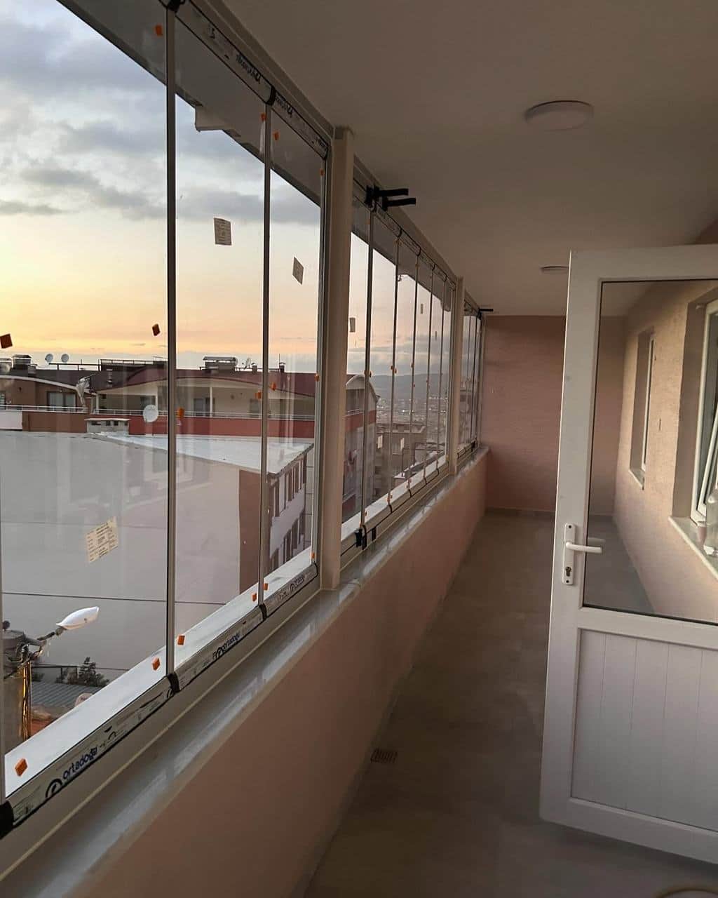 Uzun balkonda cam balkon kapatma uygulaması