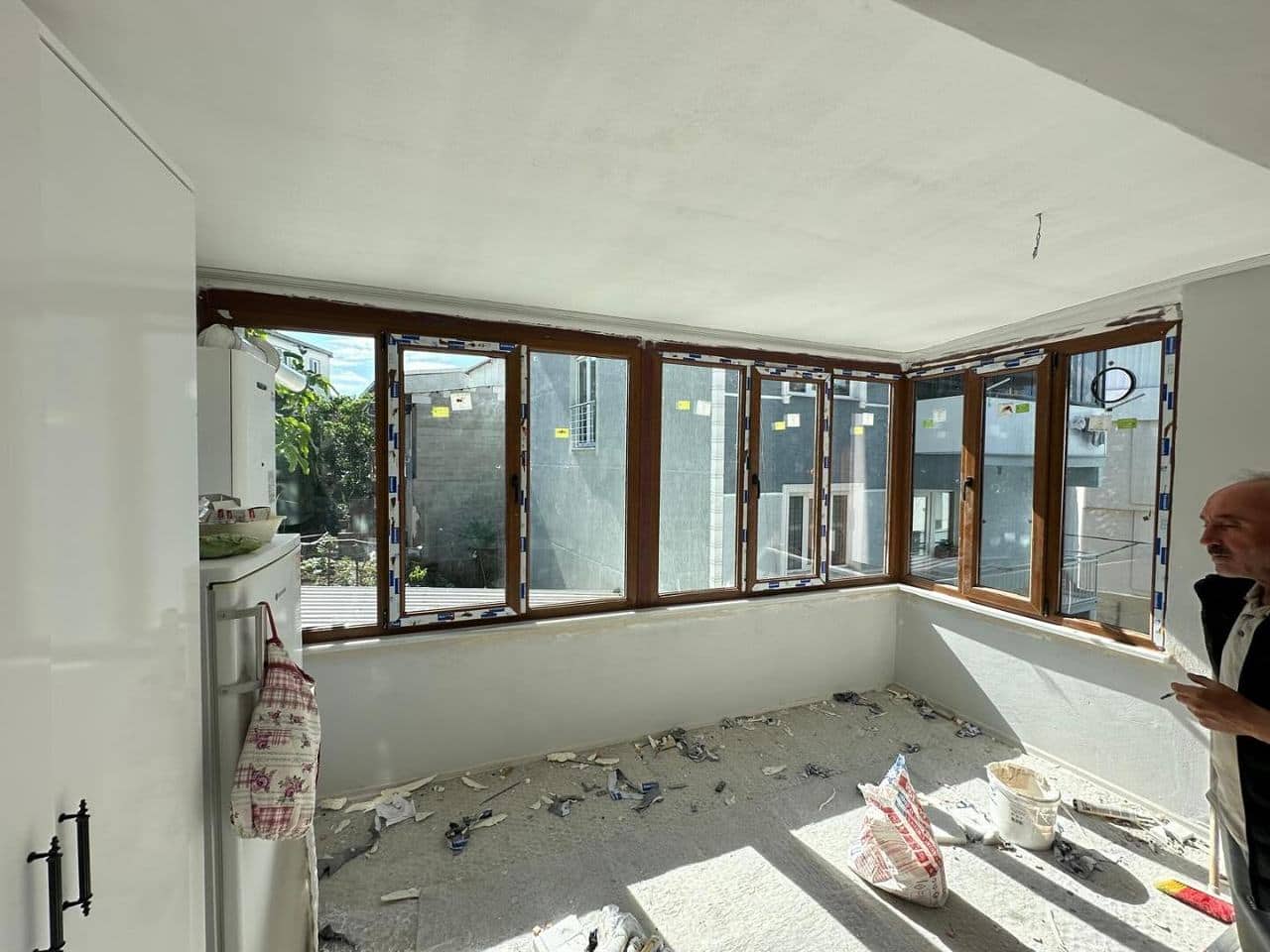 Ahşap desenli (renkli) PVC pencere ile balkon kapatma
