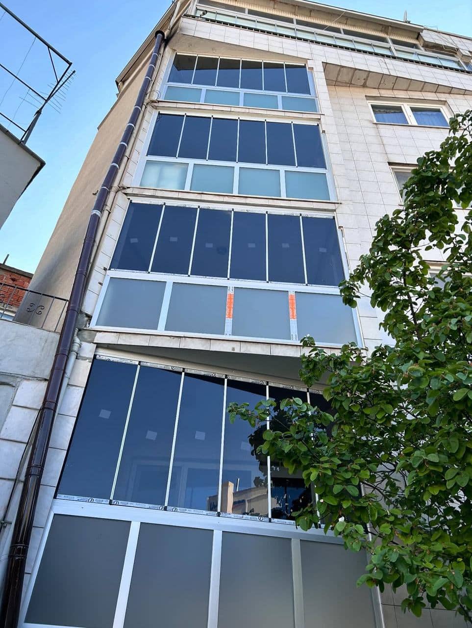 Çok katlı apartman cephesinde balkon kapatma uygulamaları