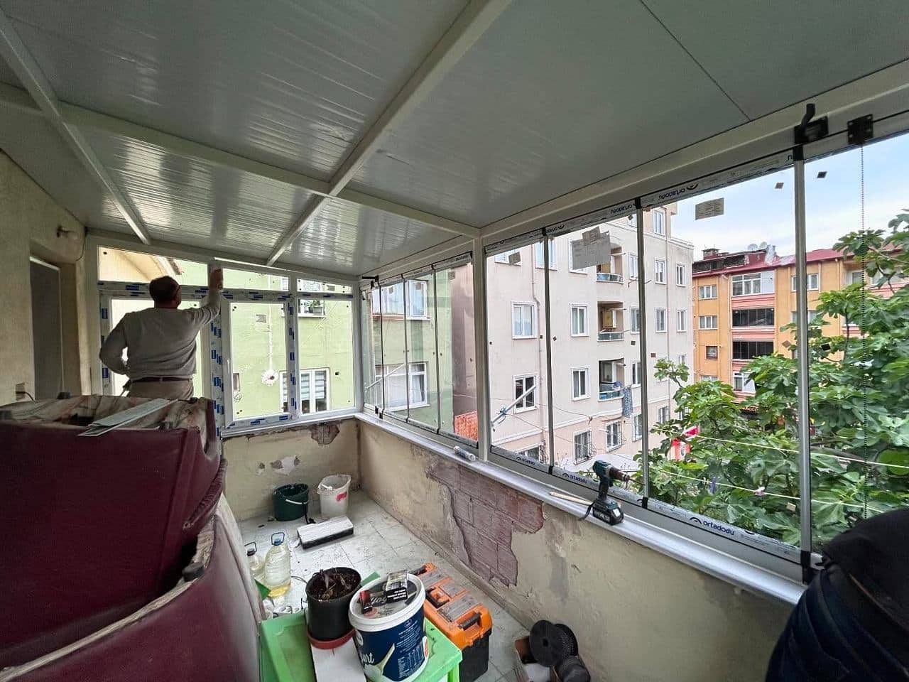 Ekibimizin balkon kapatma montajı sırasında