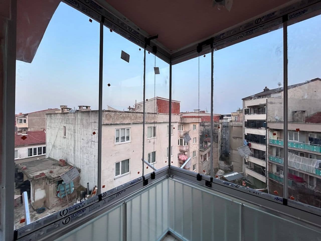 Şehir manzaralı balkonda cam balkon kapatma uygulaması