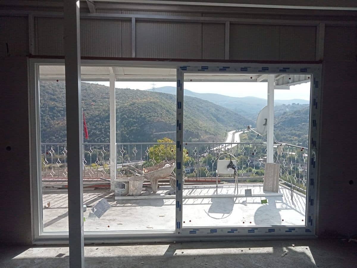 Manzaralı terasa açılan ısıcamlı PVC sürme kapı montajı