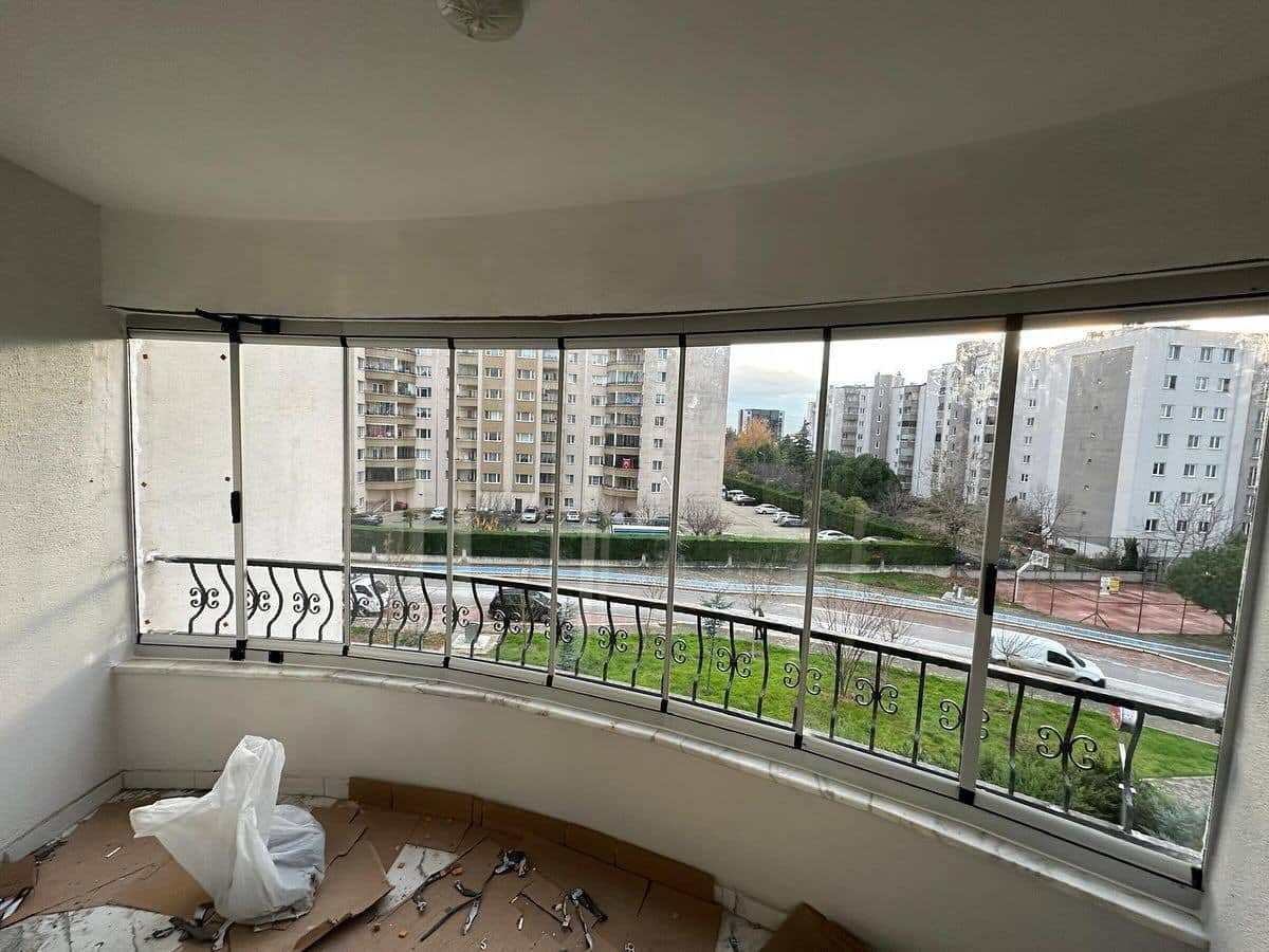 Oval balkonda katlanır cam balkon uygulaması — CLB Mimarlık Bursa